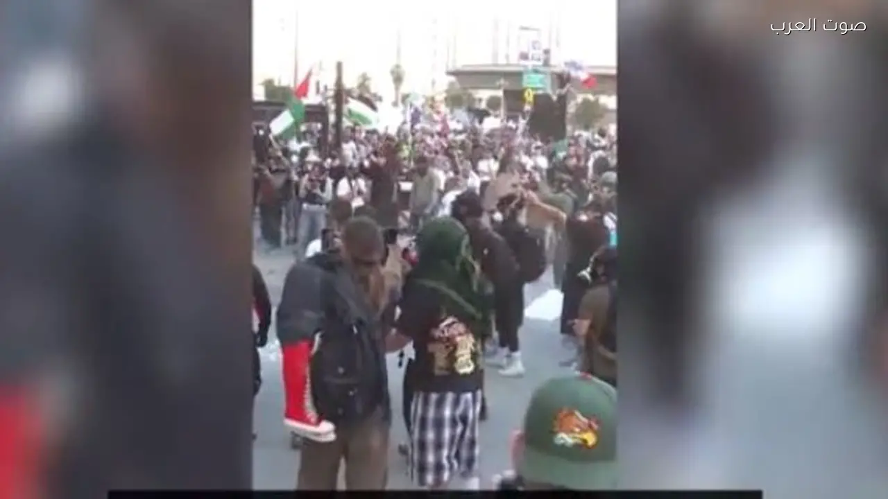 اشتباكات بين متظاهرين وعناصر الهجرة والجمارك الأمريكية