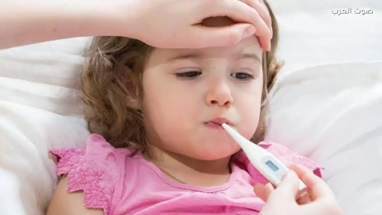 الحرارة عند الأطفال: هل هي عرض أم مرض؟ توضيحات من طبيب