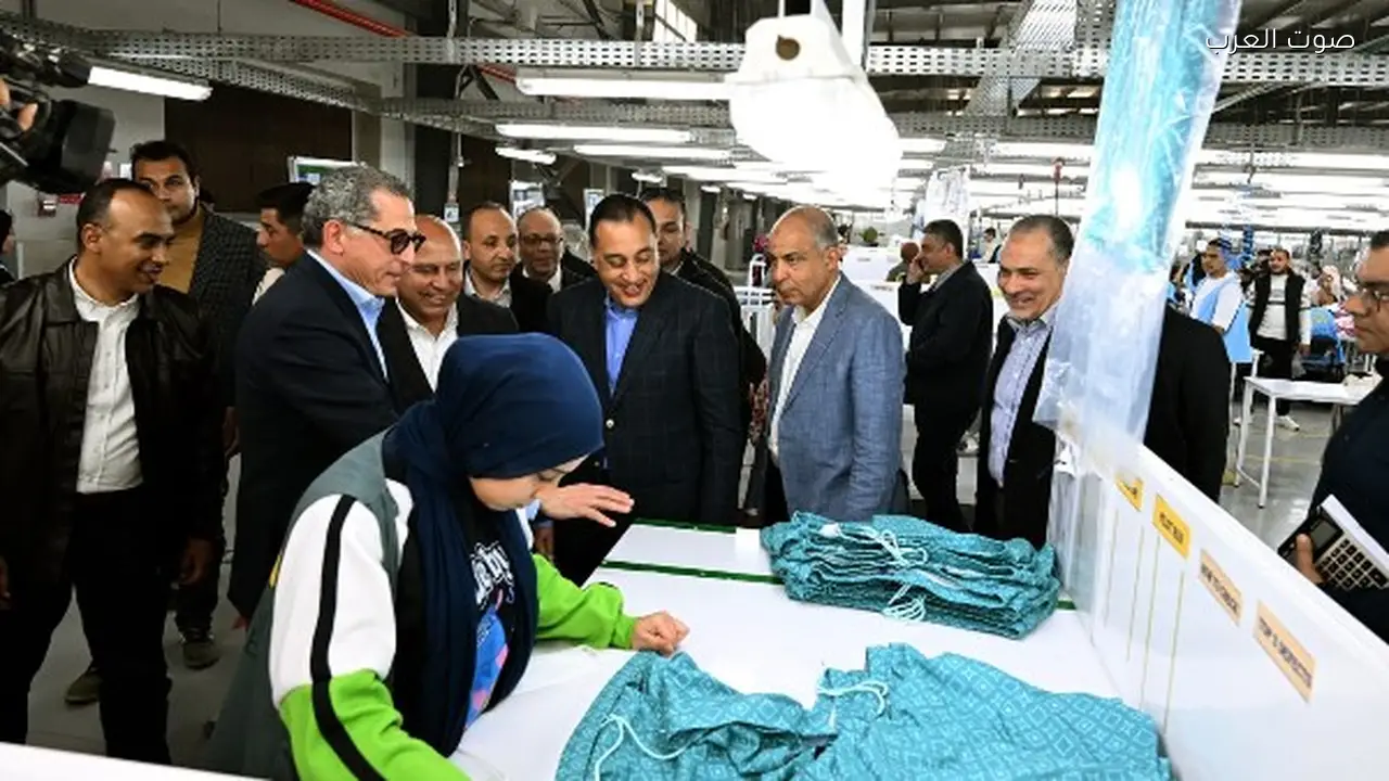 رئيس الوزراء يزور مصنع الجيزة للملابس الجاهزة في المنيا