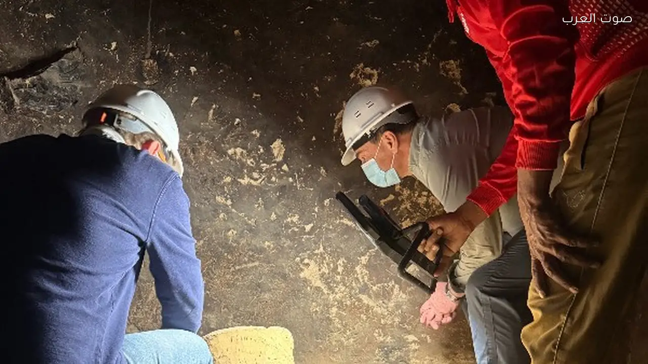 سفير فرنسا يتفقد حفائر دير المدينة ويشيد بالتابوت الملون