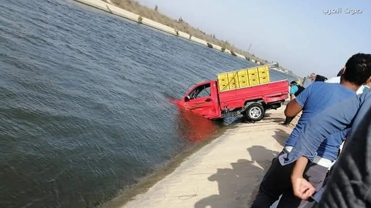 سقوط سيارة ربع نقل في ترعة المريوطية بالبدرشين