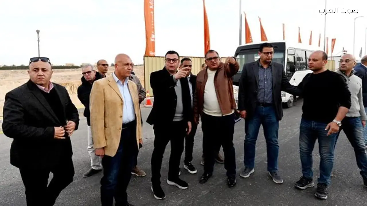 وزير الإسكان يتفقد مشاريع تطوير الطرق في الشيخ زايد