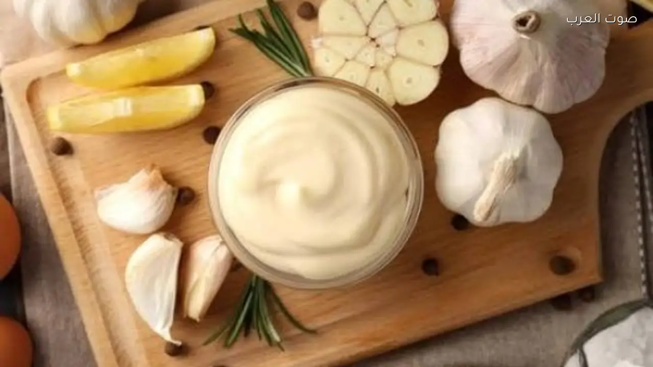 3 طرق بسيطة لتقشير الثوم بسهولة مثل الشيفات المحترفين