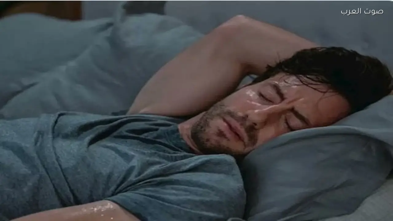 8 أسباب تفسر التعرق الشديد أثناء النوم بحسب خالد النمر