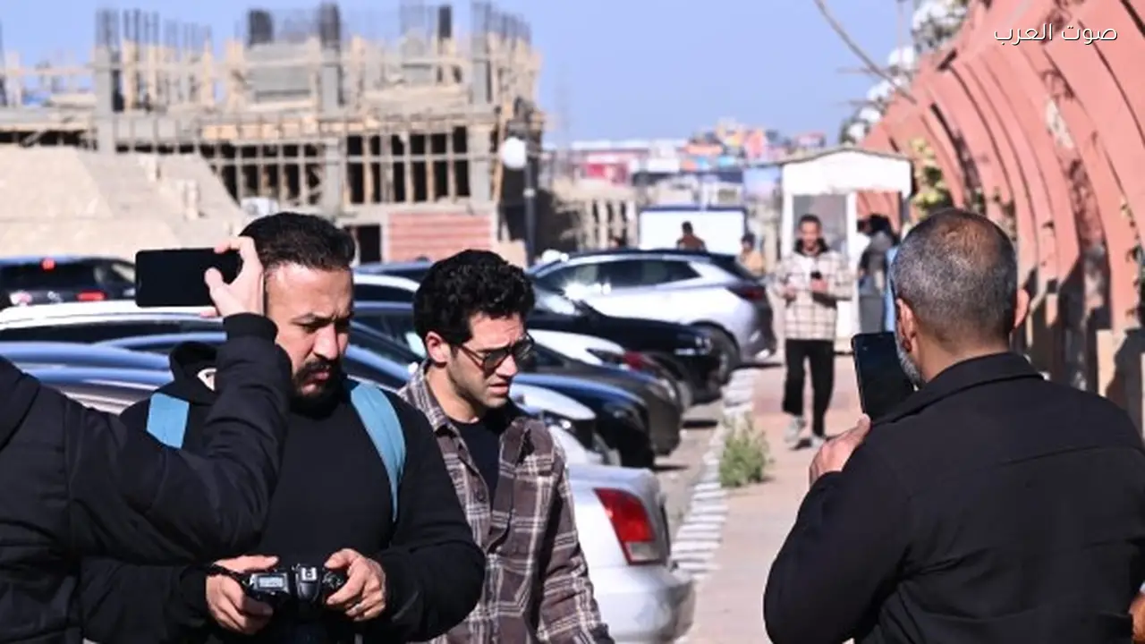 أبطال مسلسل الست موناليزا يحضرون جنازة والد مي عمر