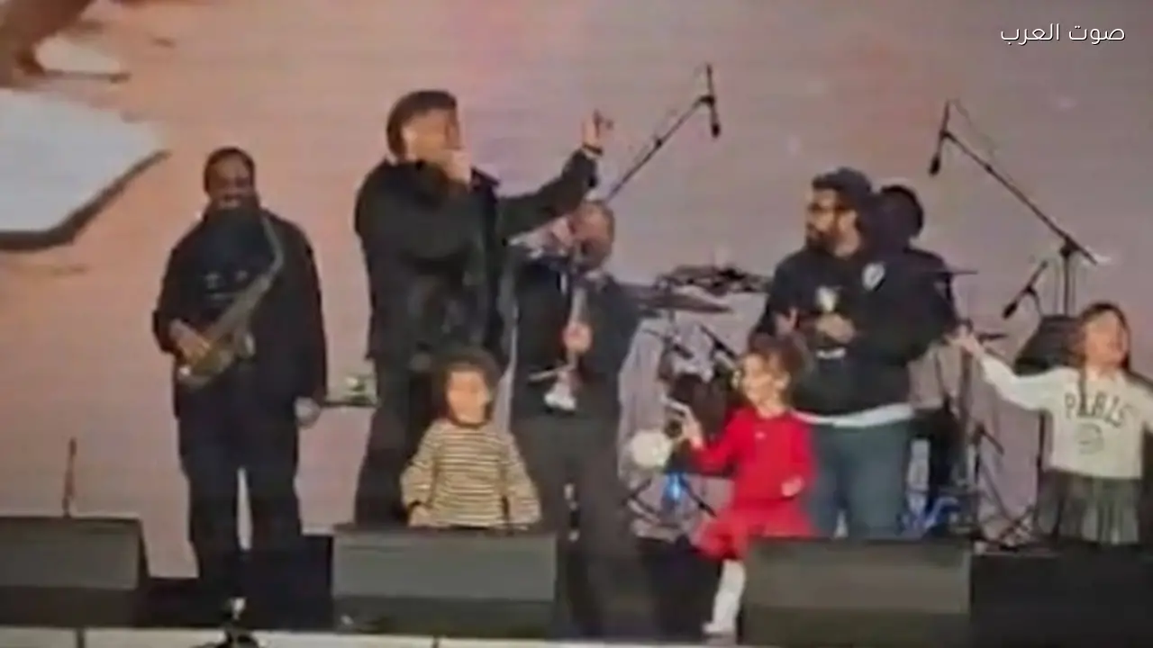 أبناء أحمد سعد يشاركونه الغناء في حفله الأخير