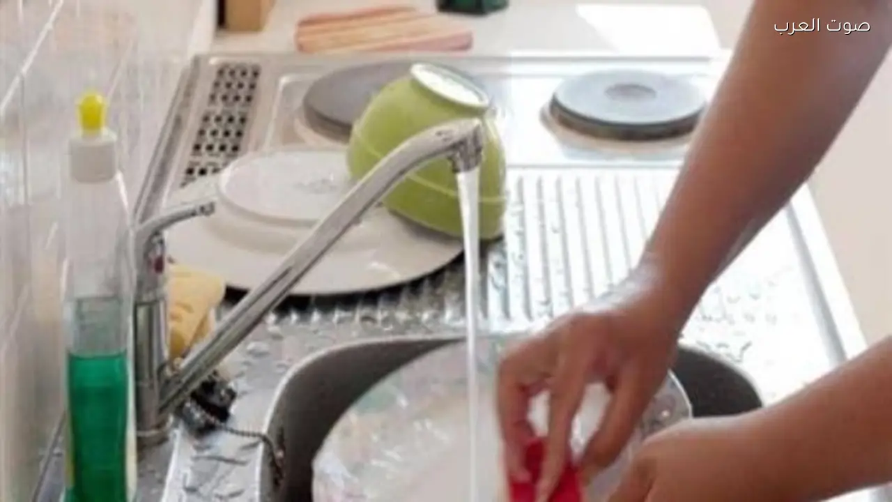 أخطاء شائعة عند غسل الصحون تنقل الجراثيم إلى طعامك