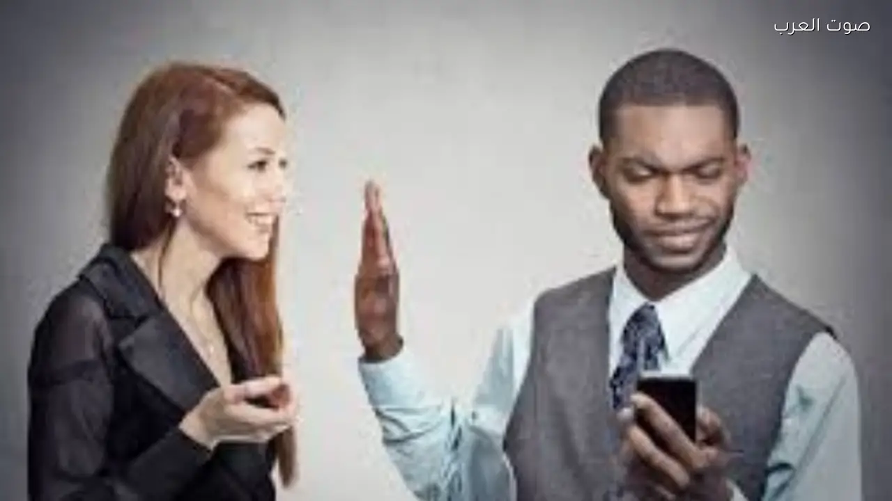 أسباب نفسية تجعل الرجال يتجاهلونك فجأة