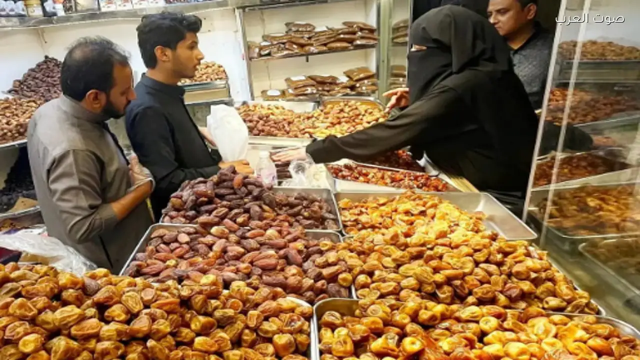 أسواق التمور في جدة تشهد إقبالًا متزايدًا من المتسوقين