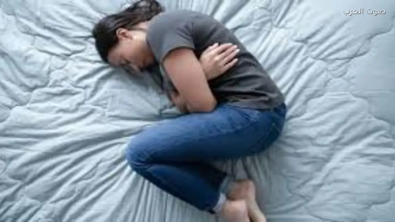 ألم المعدة المستمر: هل هو نفسي أم عضوي؟ اكتشف الفرق وأثره على العلاج