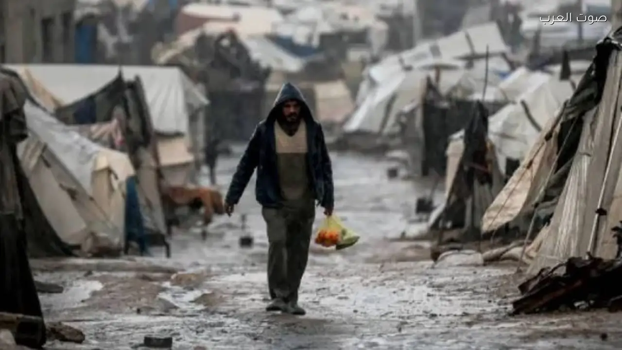 أمطار غزيرة تغمر خيام النازحين في خان يونس