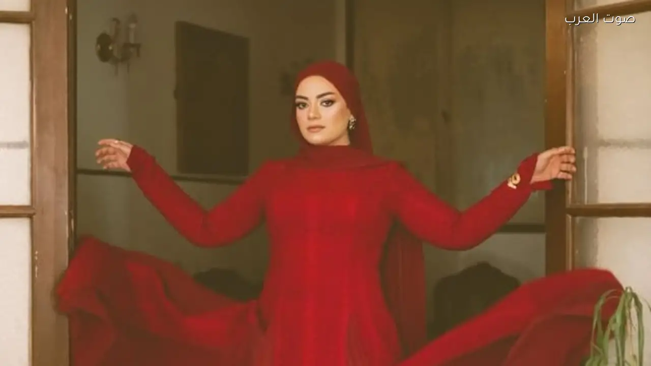 أمنية باهي تتألق بالأحمر في جلسة تصوير لعيد الحب