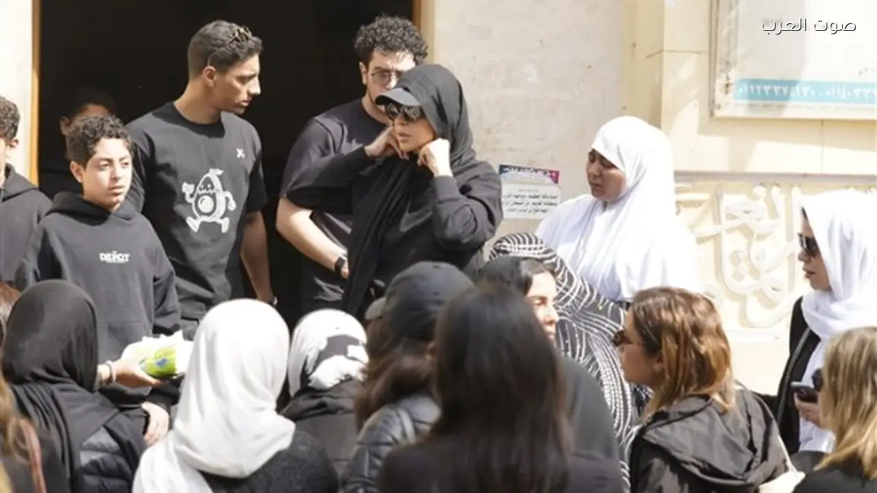 أولاد ريم مصطفى يحضرون جنازة والدتهم