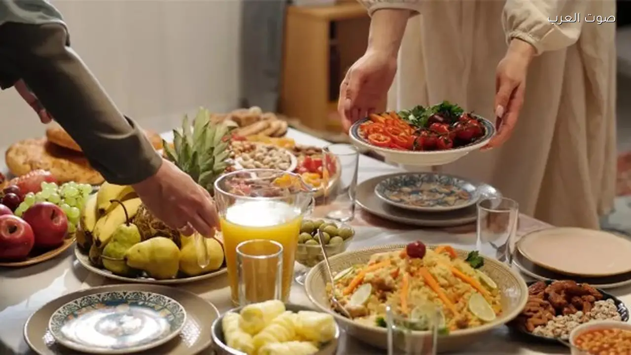 إرشادات لعلاج التخمة والانتفاخ بعد الصيام من خبير تغذية