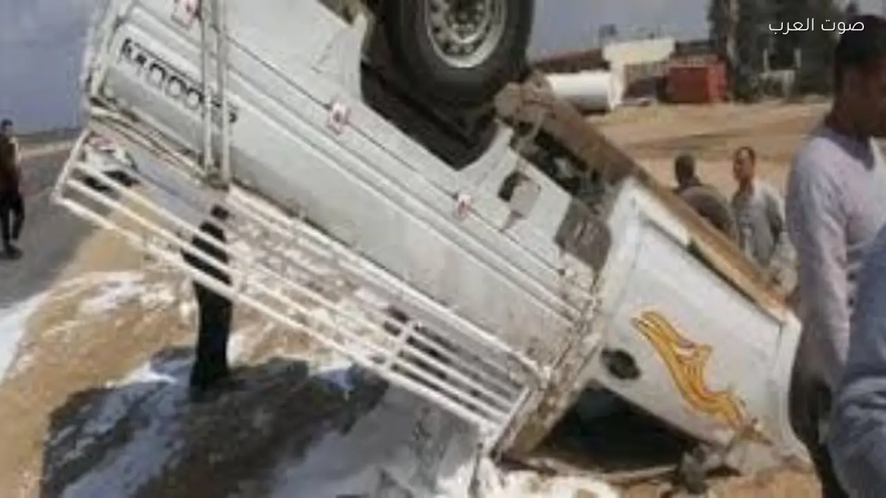 إصابة 7 أشخاص في انقلاب سيارة نقل على طريق قنا الصحراوي