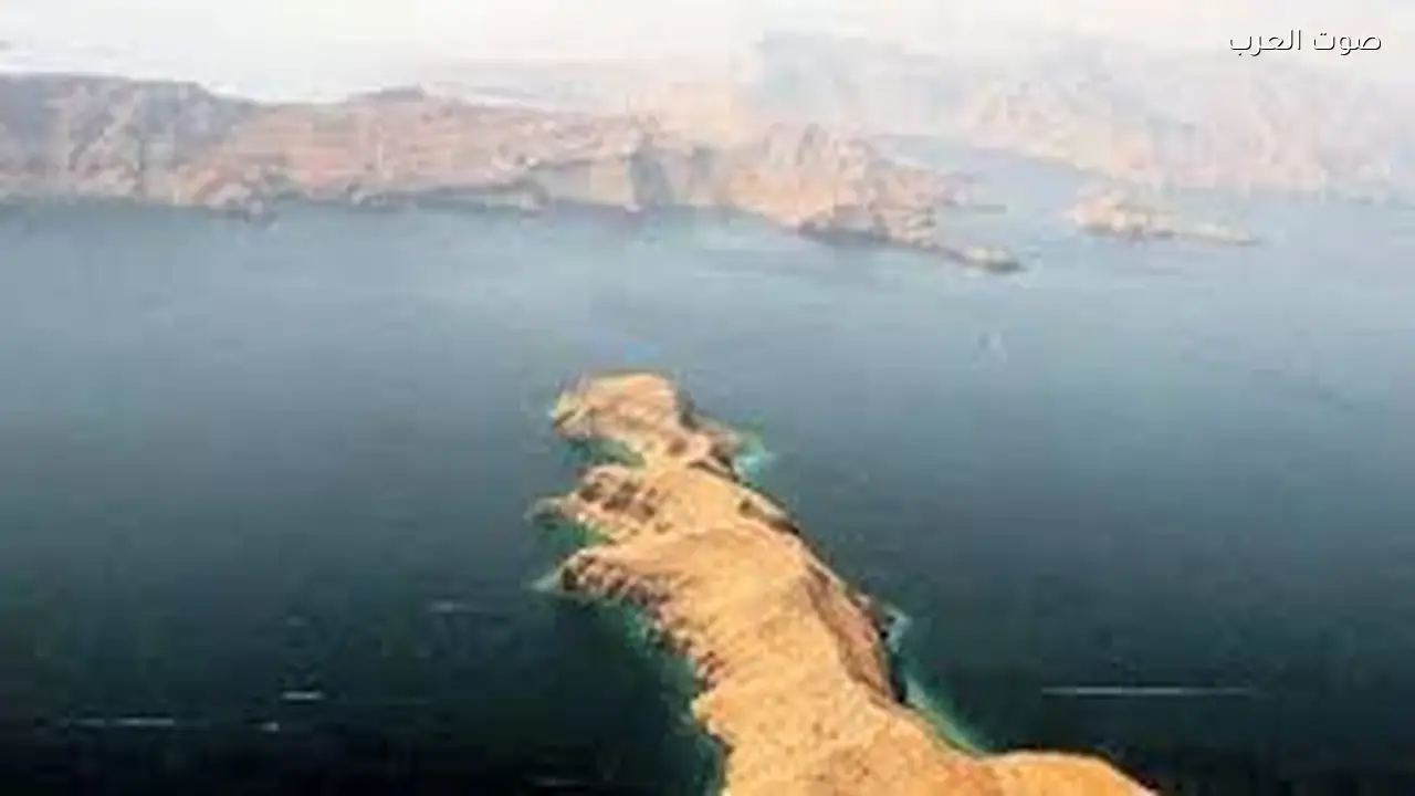 إيران توقف المناورات العسكرية في مضيق هرمز بعد تحذير أمريكي