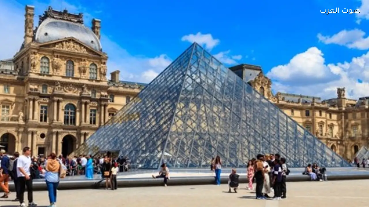 استقالة مديرة متحف اللوفر بعد سرقة المجوهرات وموافقة ماكرون