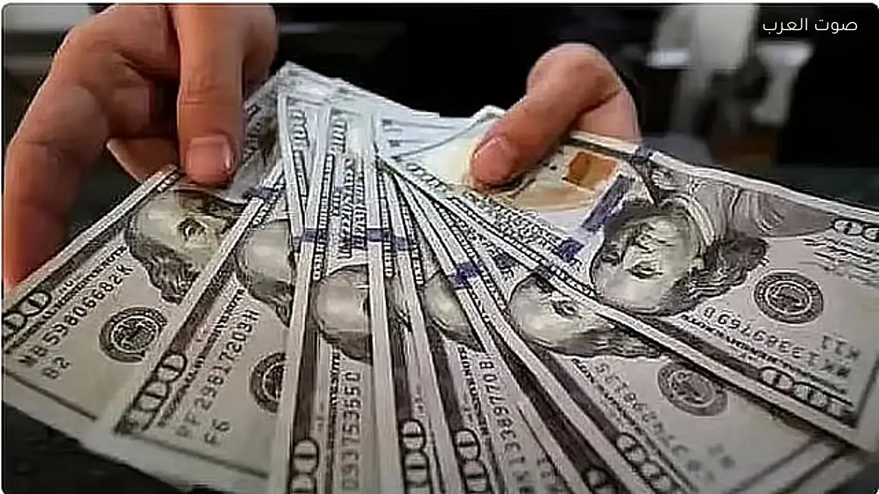 استقرار الدولار وانخفاض الين مع تزايد توقعات خفض الفائدة