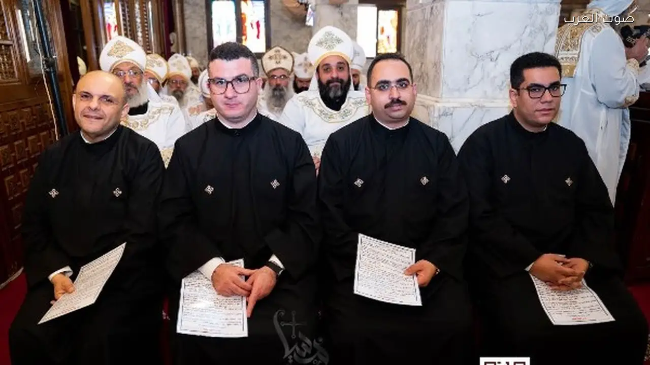 الأنبا أكسيوس يكرم 4 كهنة جدد في المنصورة