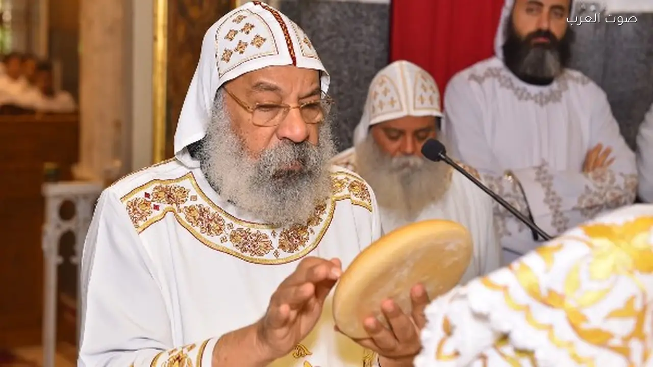 الأنبا رافائيل يقيم قداسًا إلهيًا في دير المحرق