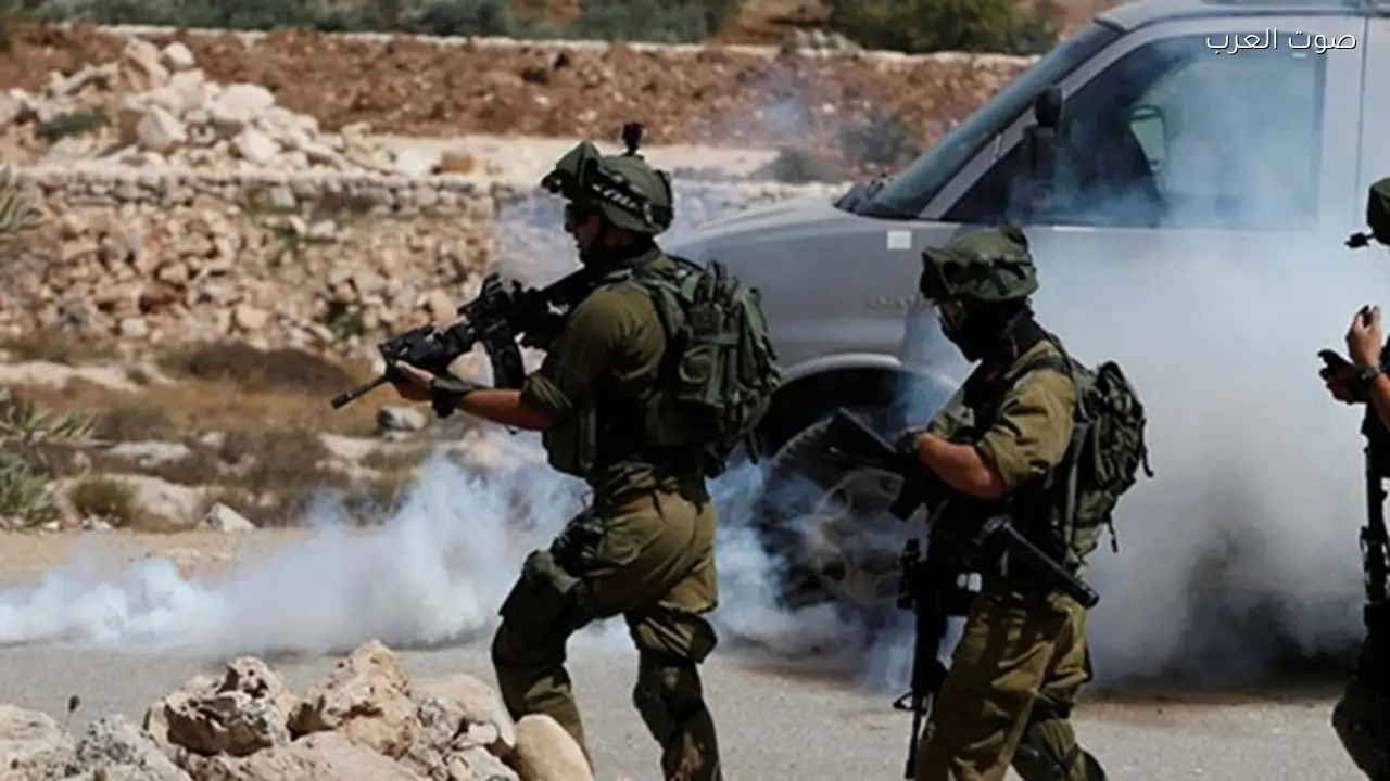 الاحتلال يقتحم بلدة بيت أمر شمال الخليل باستخدام الآليات وقنابل الغاز