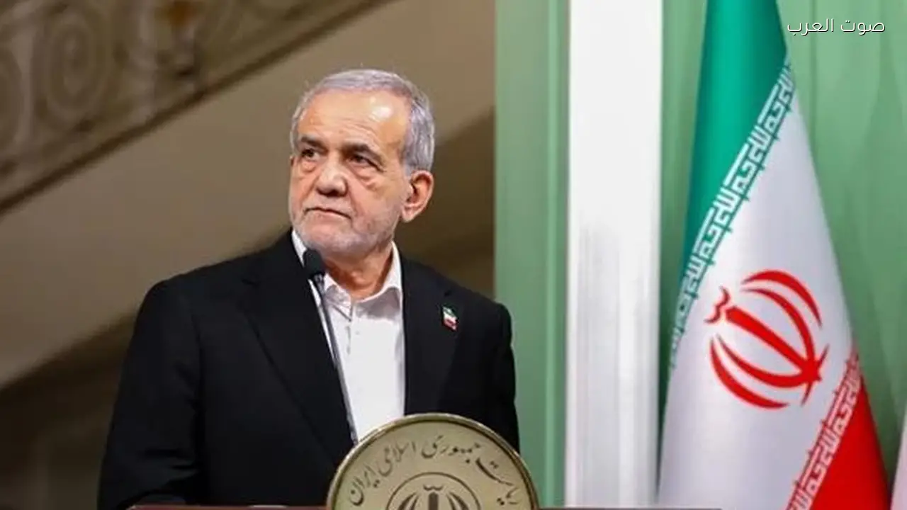 الرئيس الإيراني يؤكد الالتزام بالسلام ومراقبة التحركات الأمريكية