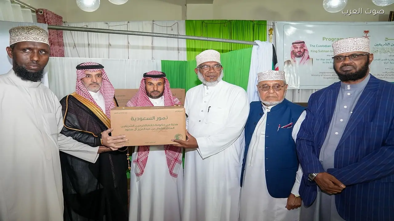 «الشؤون الإسلامية» تنظم حفل إفطار للصائمين في كينيا وتوزع 20 طنًا من التمور
