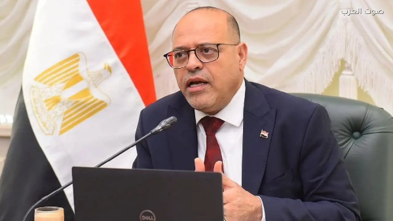 العمل تحدد ضوابط تنظيم ساعات العمل في المنشآت الصناعية