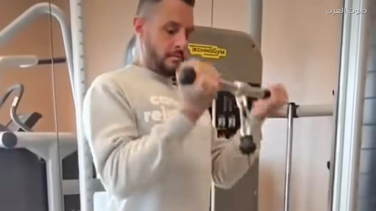 الفيشاوي يظهر لياقته البدنية في صالات الجيم