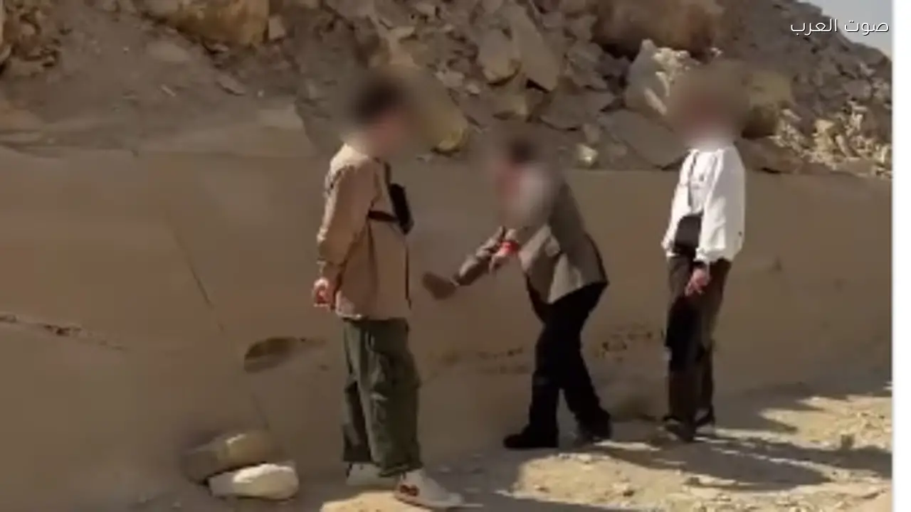 القبض على المرشد السياحي المتورط في رسم الأهرامات