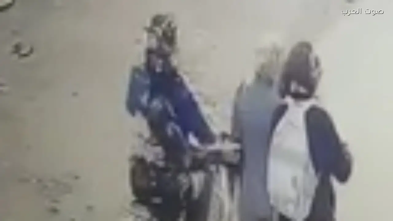 القبض على لصين سرقا حقيبة فتاة أثناء ركوبهما موتوسيكل