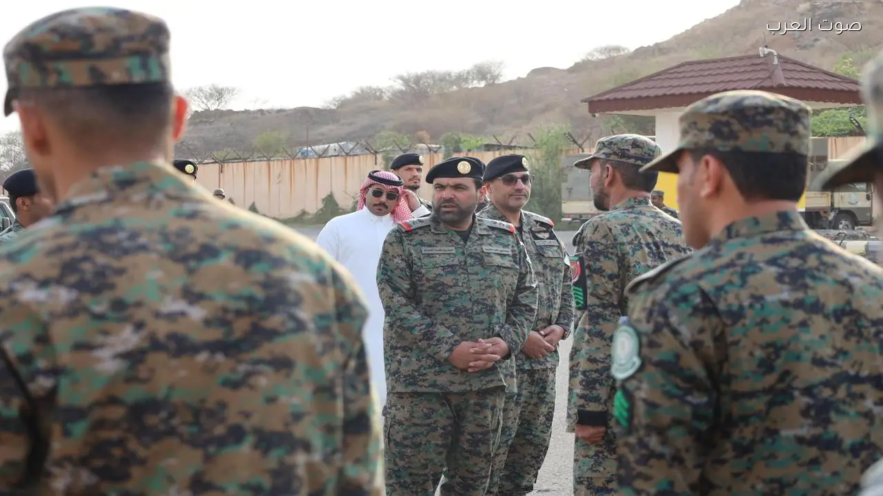 اللواء الركن عوض بن مشوح العنزي يتفقد قوات الأفواج الأمنية في عسير وجازان ويهنئهم برمضان