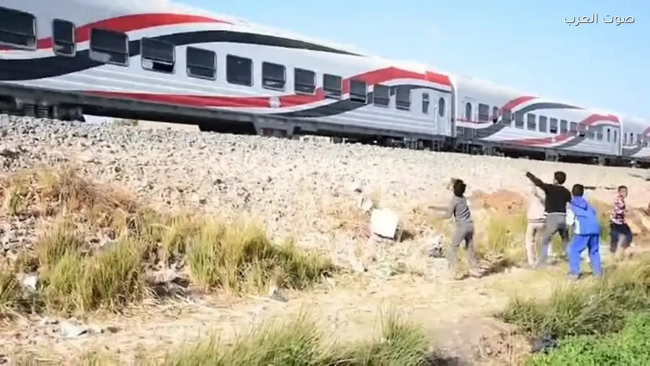 النقل تطالب المواطنين بالتوعية ضد رشق الأطفال للقطارات بالحجارة