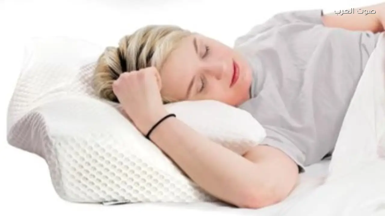 النوم على الوسائد المرتفعة يزيد ضغط العين ويهدد الرؤية