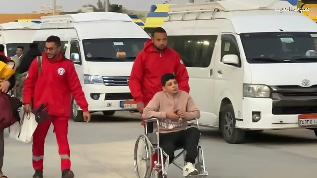 الهلال الأحمر يقدّم خدماته للجرحى الفلسطينيين في الدفعة 15