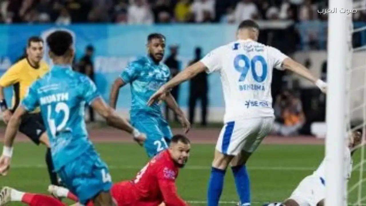 الهلال يسجل هدفاً في الشوط الأول أمام الأخدود عبر بنزيما