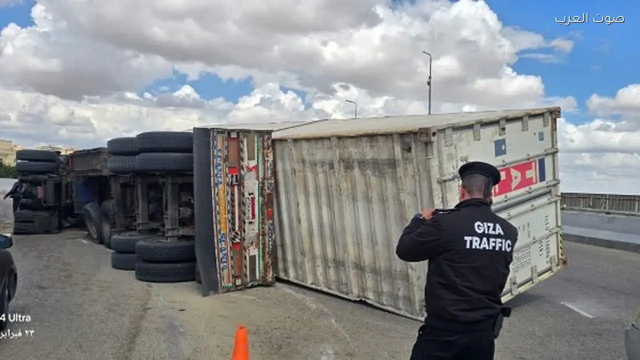 انقلاب تريلا على كوبري مول مصر بسبب السرعة الزائدة