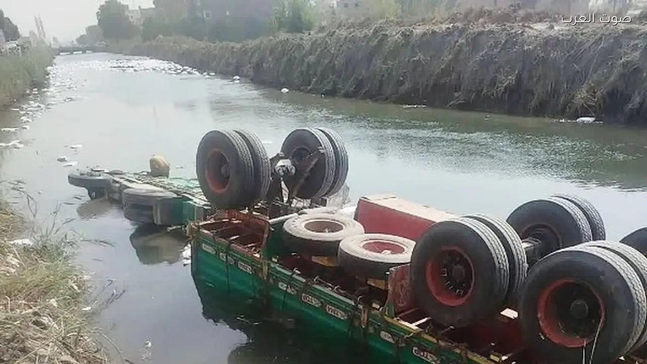 انقلاب سيارة نقل ثقيل محملة بالدقيق في ترعة بأسوان