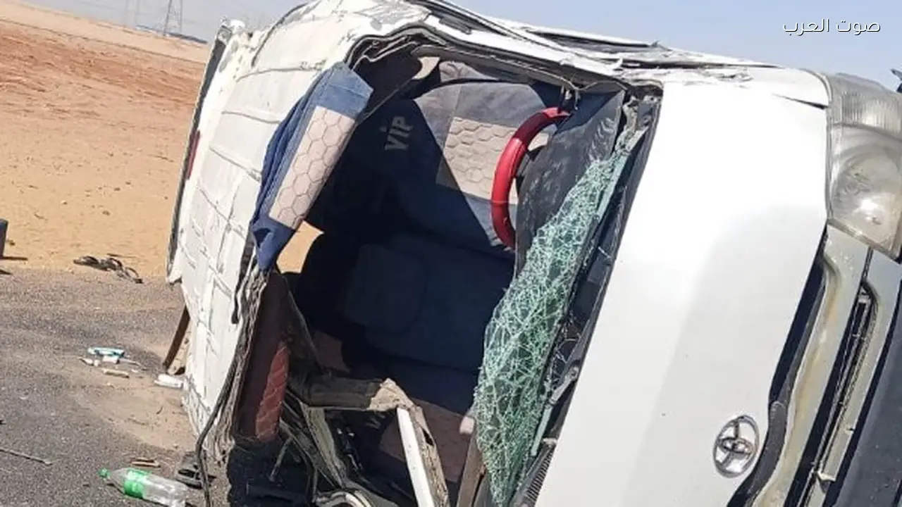 انقلاب ميكروباص على طريق أسوان القاهرة والضحايا في الصور الأولى