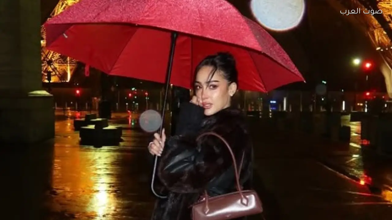 بسمة بوسيل تتألق بإطلالة شتوية أمام برج إيفل في باريس