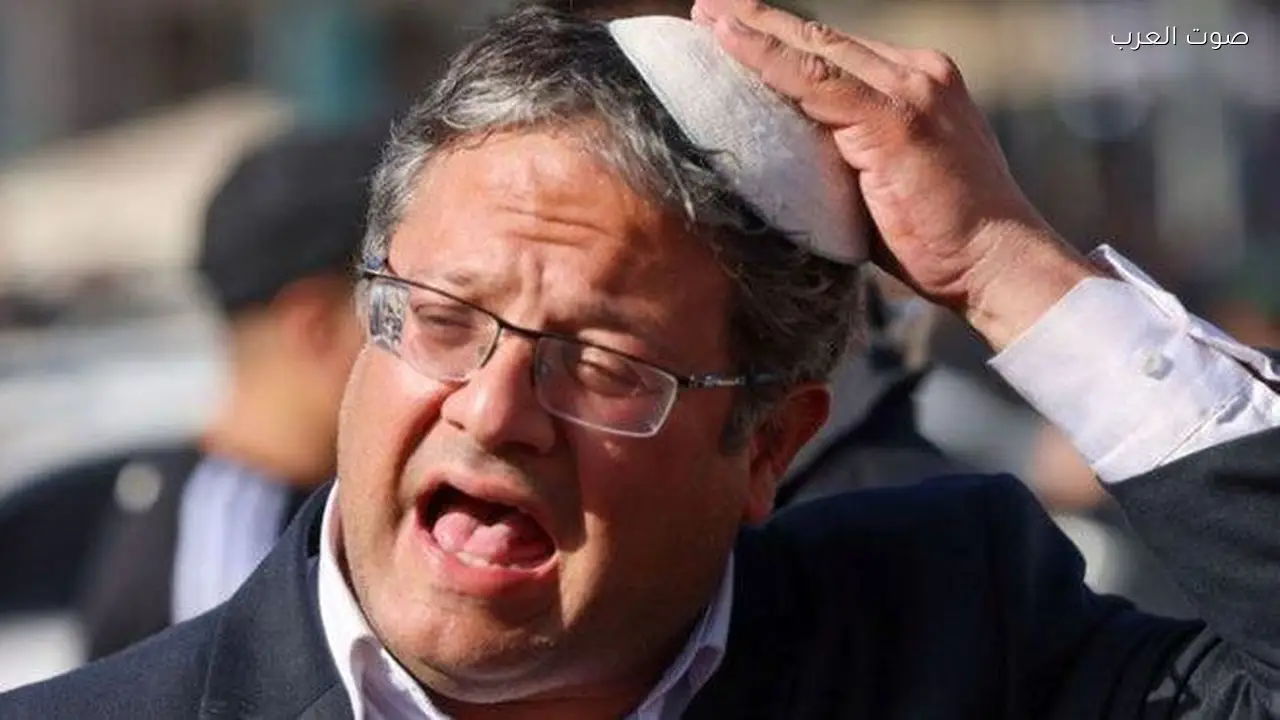 بن غفير يقتحم سجن عوفر ويواجه الأسرى الفلسطينيين