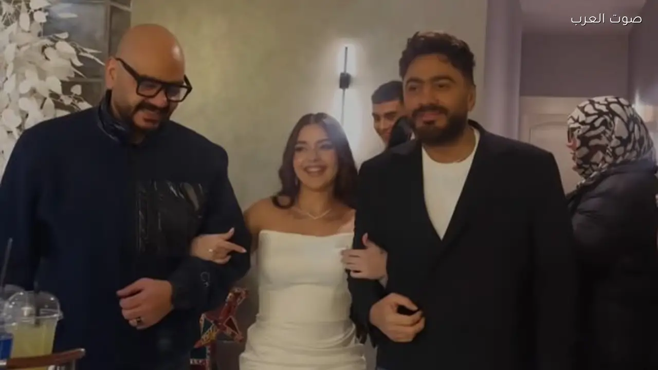 تامر حسني يقدم هاجر الشافعي لخطيبها مع شقيقيه