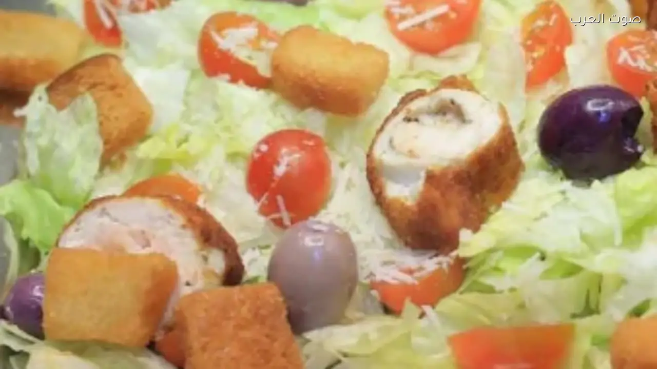 تحضير سلطة الخس والزيتون مع رول الدجاج بسهولة