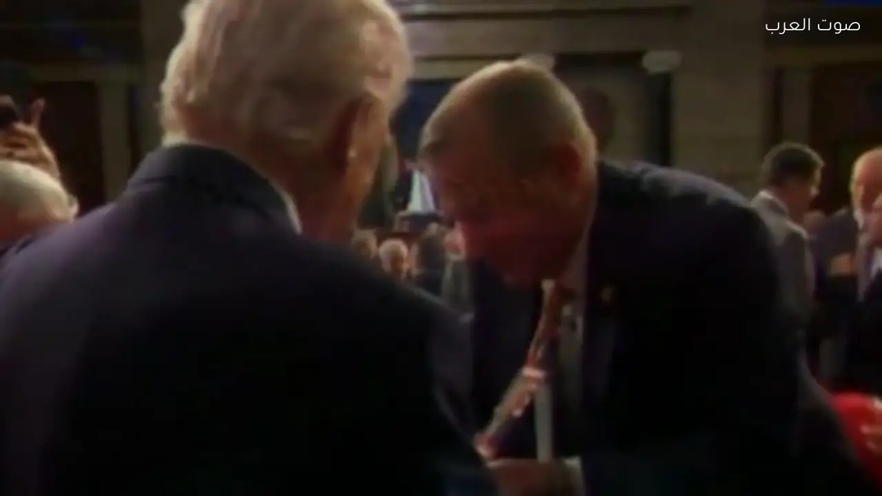 ترامب يوقع على كرافتة تحمل صورته لسيناتور أمريكي