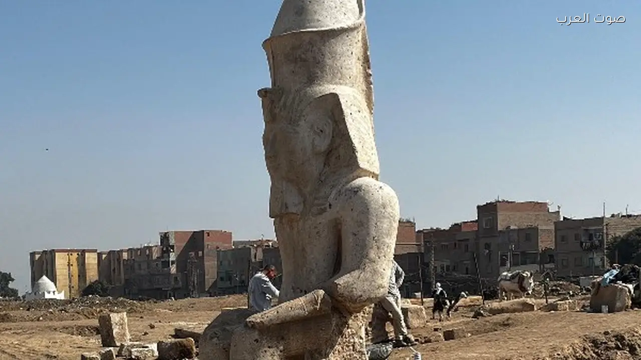 ترميم وإقامة تمثال الملك رمسيس الثاني بالأشمونين في المنيا