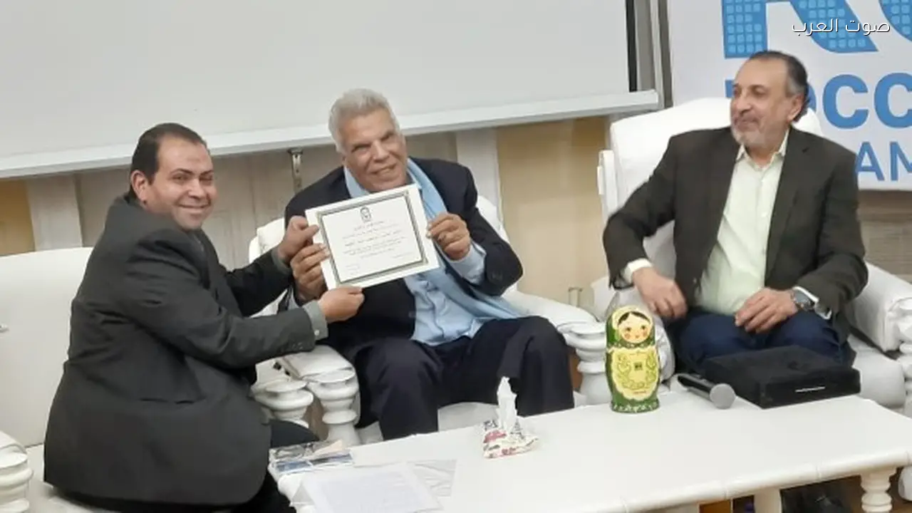 تكريم إبراهيم عبد المجيد في المركز الروسي بحضور درع وتورتة الـ80