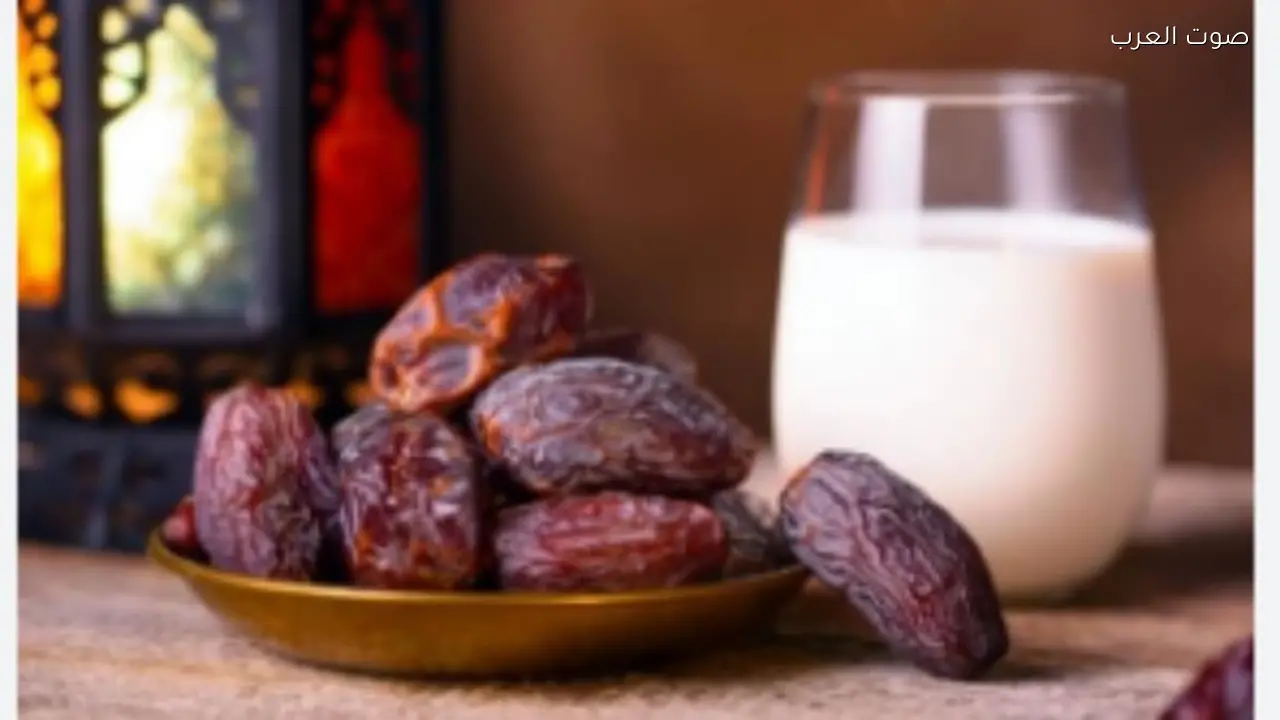 تناول التمر باللبن يحسن الهضم ويقوي العظام في الإفطار