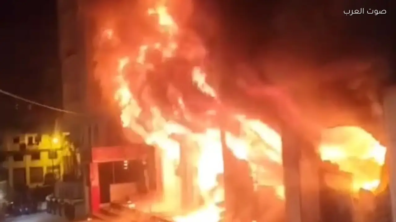 حريق كبير يندلع في مول تجاري بالخليل مقابل المستشفى الملكي