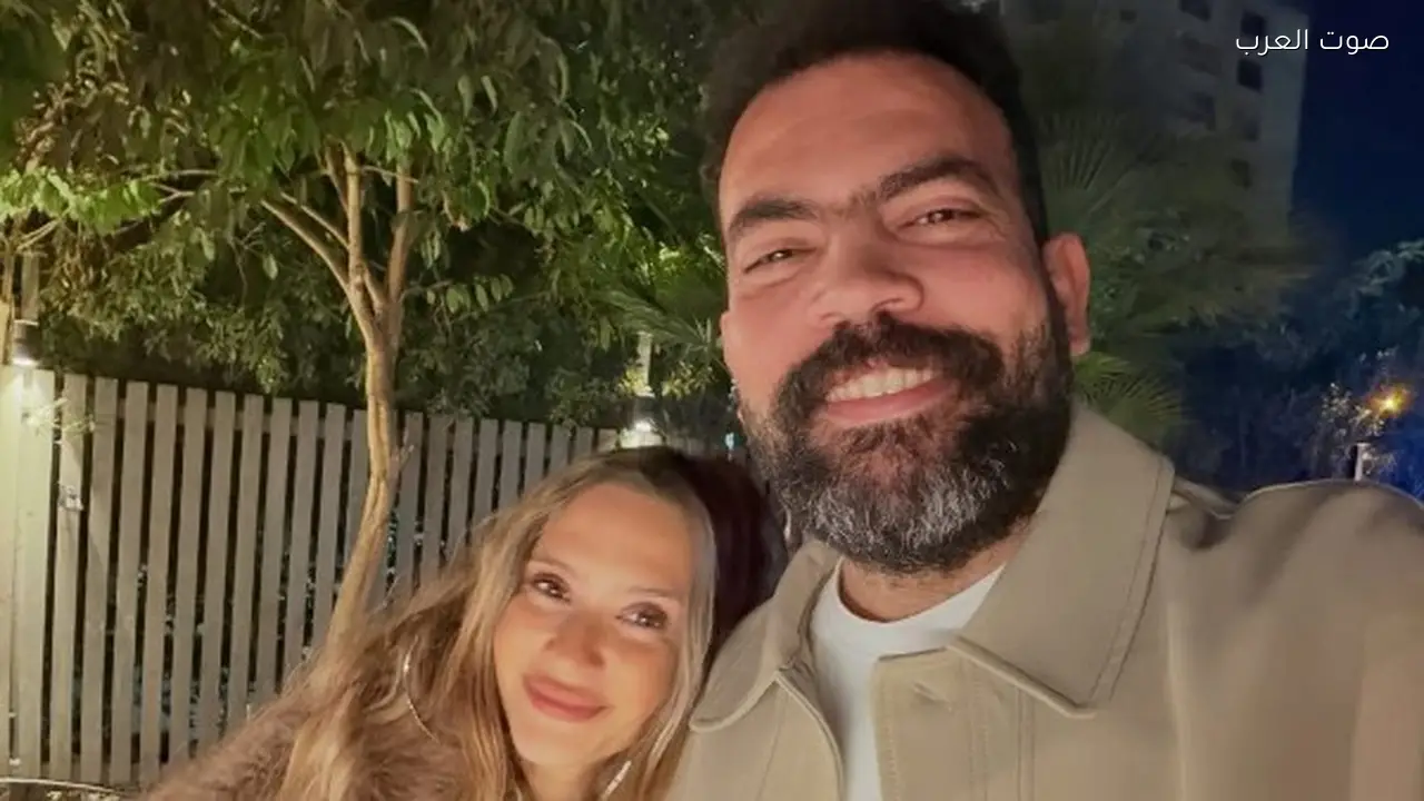 خالد عليش يعبر عن حبه لزوجته بفعلتها فهمها له