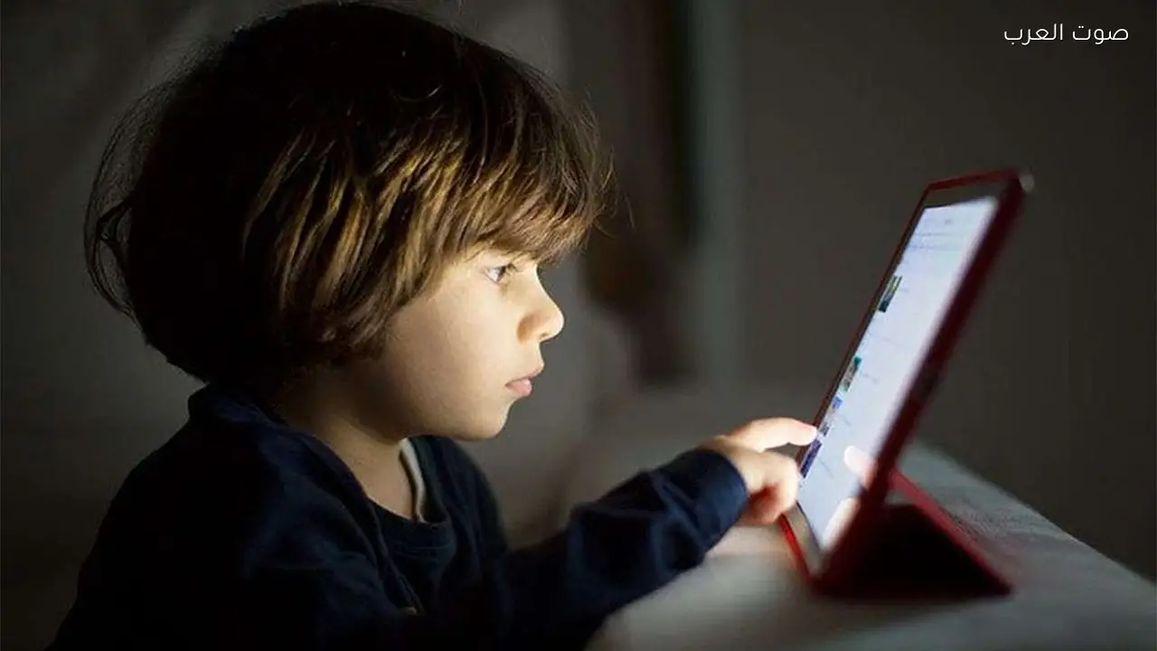 دراسة: التعرض للشاشات قبل عمر عامين يؤثر على نمو الدماغ